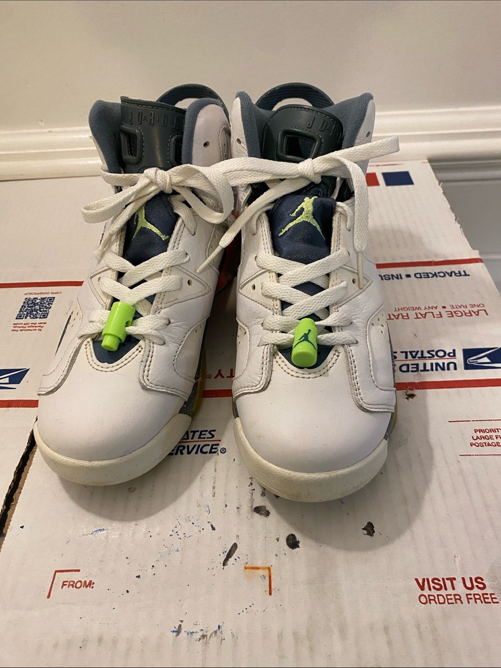 Nike size 6Y sneakers good condition